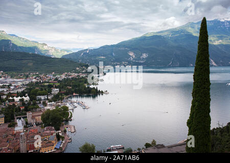 Blick auf Riva del Garda und dem Gardasee von der Bastione (Strada Santa Maria Maddalena) an den Hängen des Monte Rocchetta, Trentino, Italien Stockfoto