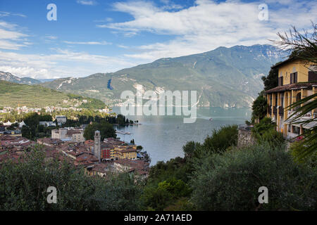 Blick auf Riva del Garda und dem Gardasee von der Bastione (Strada Santa Maria Maddalena) an den Hängen des Monte Rocchetta, Trentino, Italien Stockfoto