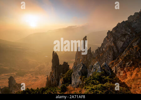 Erstaunlich morgen Szene in den Bergen Sonnenaufgang mit Wolken und Nebel um Chimären alte Felsen Stockfoto