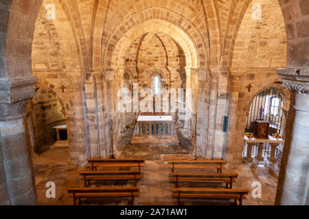 Altartisch mit romanischen Säulen, der Spalten mit geschnitzten Wellen. in Colegiata de San Salvador, San Salvador de Cantamuda, Palencia Stockfoto