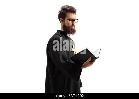 Priester lesen aus der Bibel isoliert auf weißem Hintergrund Stockfoto