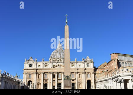 Saint Peter Basilika am Piazza San Pietro mit der alten ägyptischen Obelisken. Vatikan, Rom, Italien. Stockfoto