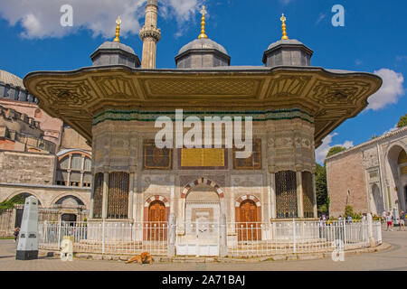 Istanbul, Türkei - 6. September 2019. Das Äußere der Brunnen von Ahmed III in Sultanahmet, Fatih, Istanbul, Türkei. 1729 in der türkischen Roc gebaut Stockfoto