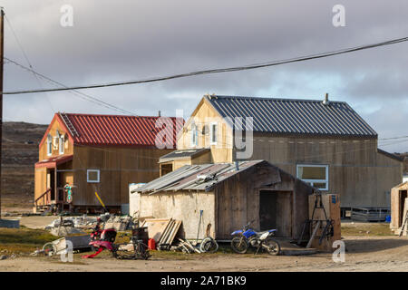 Wohnhäuser in Clyde River, Nunavut, Kanada. Stockfoto