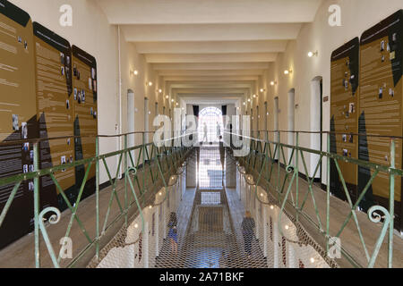 Halle der ehemaligen Zellen zeigt jetzt in die Gedenkstätte für die Opfer des Kommunismus und des Widerstands in Sighet, Rumänien Stockfoto