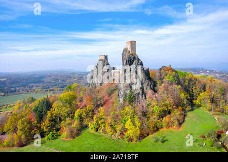 Luftaufnahme der Burgruine Trosky (Hrad Trosky) im sonnigen Herbsttag, Cesky Raj, Tschechien Stockfoto