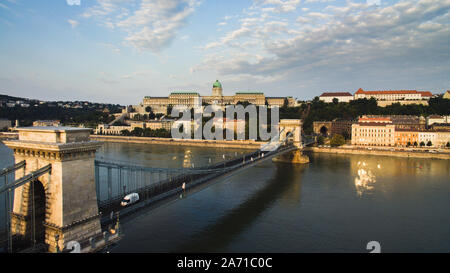 Drohnenansicht der Budaer Burg mit Szechenyi Kettenbrücke, Clark Adam Platz. Königspalast der Budaer Burg und Budatunnel bei Sonnenaufgang an einem Sommermorgen Stockfoto