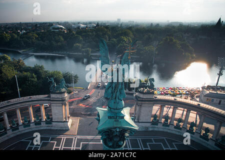 Luftbild Skyline des schönen Heldenplatz mit Denkmal und Säule bei sonnigem Wetter in Budapest, Ungarn Stockfoto