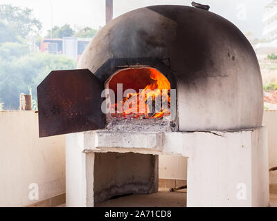 Traditionelle griechische und Zypern kleftiko Backofen mit Feuer im Inneren brennen Stockfoto