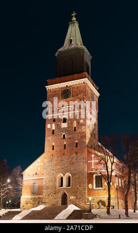 Beleuchteten Dom Fassade bei kalten Winternacht, Finnland Stockfoto