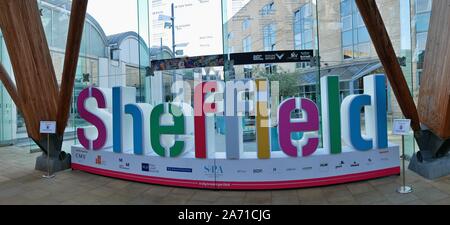 Große farbige Sheffield Fenster Schild im Winter Gardens in Sheffield, Yorkshire England Stockfoto