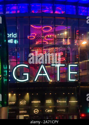 Newcastle, Großbritannien - Juli 2, 2019: Außen abend Erfassung der beleuchtete Eingang des Tores Entertainment Complex in Newcastle, Tyne und Stockfoto