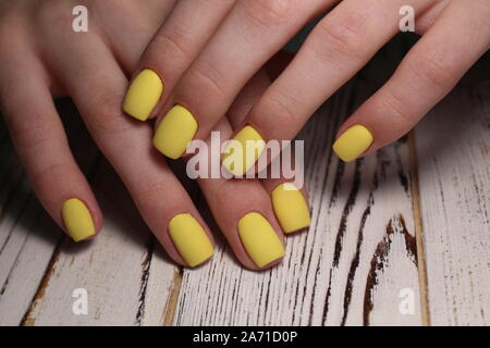 Nagellack. Kunst Maniküre. Modern blue Nagellack. elegante Pastellfarben rosa weiß Nägel halten wolle Material sleeve Bluse isoliert weißer Stockfoto