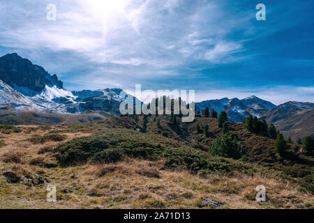 Sonntagskogel an Kemater Alm in Österreich mit Herbstfarben und strahlendem Sonnenschein auf einer klaren Herbsttag Stockfoto