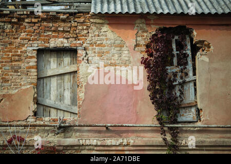 Fragment der Fassade ein verlassenes altes Haus, Woronesch, Russland. Stockfoto