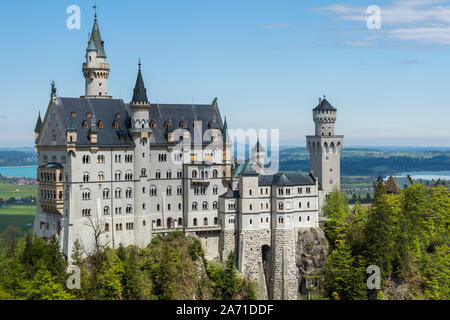 Schloss Neuschwanstein in Deutschland von Süden mit einem blauen Himmel und See forgensee im Hintergrund. Stockfoto