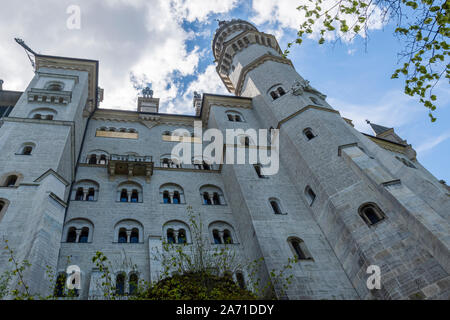 Schloss Neuschwanstein in Deutschland von Norden und von unten. Stockfoto