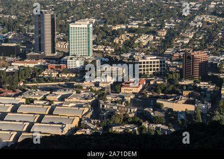 Burbank, Kalifornien, USA - 20. Oktober 2019: Morgen Blick auf Warner Bros Studio und Burbank Media District Office Gebäude und Wohnungen im San Fern Stockfoto