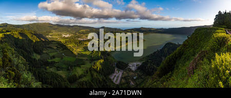 Ein Panorama Bild von der Furnas Lake (Lagoa das furnas). Stockfoto