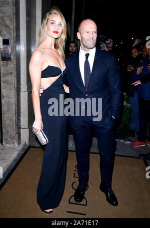 Rosie Huntington-Whiteley und Jason Statham Teilnahme an der Harper Basar Frauen des Jahres Auszeichnungen bei Claridges Hotel, London. Stockfoto