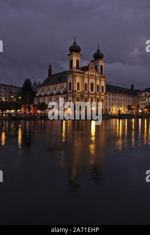 Jesuitenkirche in Luzern in der Schweiz in der Dämmerung/Nacht im Herbst seasion Stockfoto