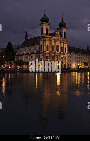 Jesuitenkirche in Luzern in der Schweiz in der Dämmerung/Nacht im Herbst seasion Stockfoto