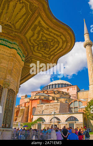 Istanbul, Türkei - 6. September 2019. Touristen außerhalb der Brunnen von Ahmed III in Sultanahmet, Fatih, Istanbul, Türkei. 1729 in der Türkischen ro gebaut Stockfoto