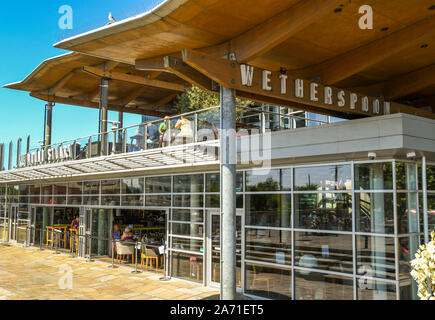 Bucht von Cardiff, Cardiff, Wales - Juli 2018: Äußere des JD Weatherspoon Public House, dem Mount Stuart, in Cardiff Bay. Stockfoto