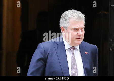 Downing Street, London, UK. 29 Okt, 2019. Der Staatsminister für Sicherheit und Stellvertreter für die EU verlassen und Kein Deal Vorbereitung Brandon Lewis fährt von Downing Street Nr.10 nach der Teilnahme an der wöchentlichen Kabinettssitzung. Credit: Dinendra Haria/Alamy leben Nachrichten Stockfoto