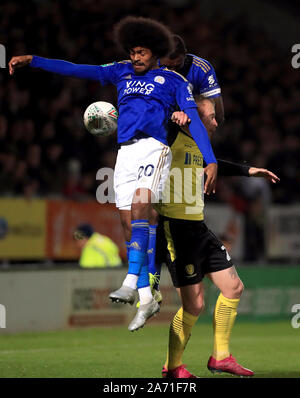 Von Leicester City Hamza Choudhury (links) und Burton Albion Liam Boyce Kampf um den Ball während der carabao Cup vierten Runde am Pirelli Stadium, Burton. Stockfoto