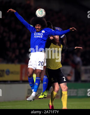 Von Leicester City Hamza Choudhury (links) und Burton Albion Liam Boyce Kampf um den Ball während der carabao Cup vierten Runde am Pirelli Stadium, Burton. Stockfoto