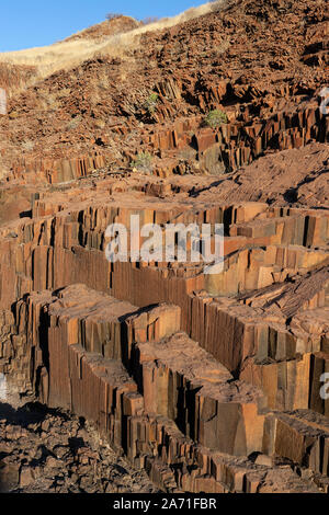 Orgelpfeifen Felsformation am Verbrannten Berg in der Nähe der Stadt Moshi in Namibia, Afrika. Sie sind eine Felsformation von basaltsäulen Die ähneln Stockfoto