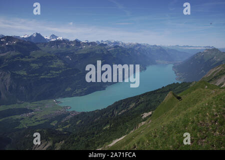 Landschaft mit dem Walensee in der Schweiz mit den Bergen im Hintergrund im Sommer vom Rothorn Gipfel gesehen. Stockfoto