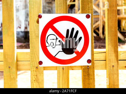 Die hand Zeichen Gefahr auf dem Holzzaun Stockfoto