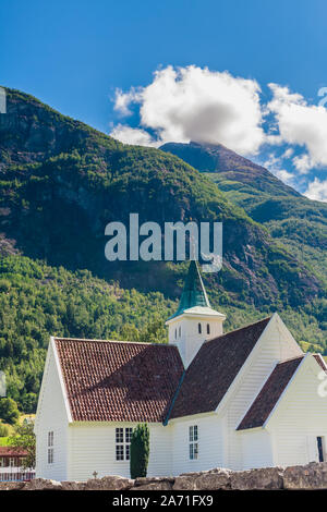 Von Norwegen, Sogn Fjordane County. Weiße Holzkirche in Olden Stockfoto