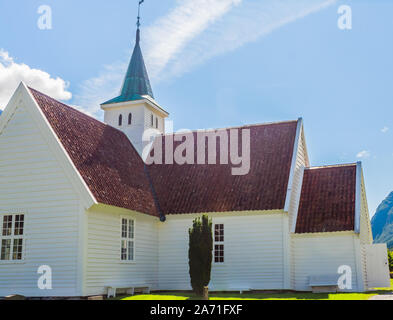 Von Norwegen, Sogn Fjordane County. Weiße Holzkirche in Olden Stockfoto