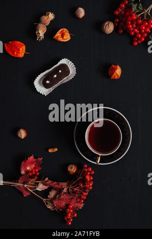 Herbst Hintergrund Frühstück Kuchen Gelbe und Rote Blätter von Beeren Früchte Nüsse Stockfoto