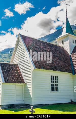 Von Norwegen, Sogn Fjordane County. Weiße Holzkirche in Olden Stockfoto