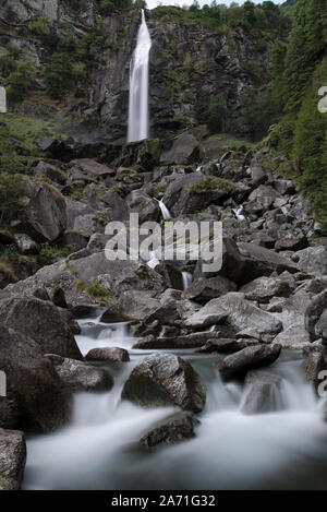 Maggia Tal und den Fluss im Tessin in der Schweiz ist im Sommer berühmte Ort zum Schwimmen und Abkühlen oder von den Felsen springen. Stockfoto