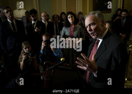 Washington, United States. 29 Okt, 2019. Senator Tim Kaine (D-VA) spricht mit Reportern folgenden wöchentlichen Politik der Demokraten Mittagessen im Kapitol am Dienstag, Oktober 29, 2019 in Washington, DC. Mehrheitsführer im Senat, Senator Chuck Schumer (D-NY) sagte, er ist "zunehmend besorgt", dass Präsident Trump heruntergefahren wird die Regierung von der Anklage Anfrage abzulenken. Foto von Pete Marovich/UPI Quelle: UPI/Alamy leben Nachrichten Stockfoto