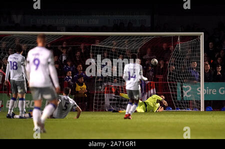 Die Crawley Dannie Bulman Kerben erste Ziel seiner Seite des Spiels während der carabao Schale, Vierte Runde am Pension Stadium, Crawley. Stockfoto