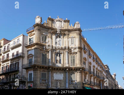 Die Kirche San Giuseppe dei Teatini in Palermo's berühmten Quattro Canti, Plaza von vier Ecken. Aus dem 17. Jahrhundert. Stockfoto