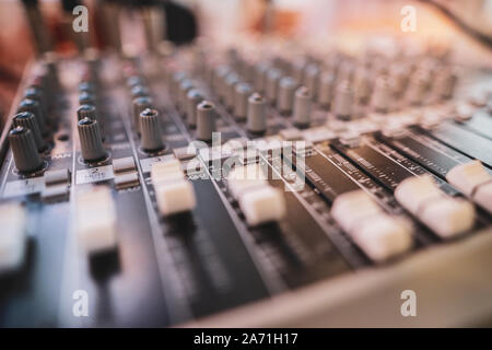 Flache Tiefenschärfe (selektive Fokus) Bild mit der Steuerelemente auf einem Audio Mixer Stockfoto
