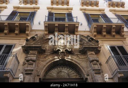 Die Fassade eines der vielen schönen Apartment Blocks in Palermo. Stockfoto