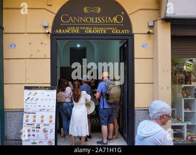 Warteschlangenfunktion für Cannoli, italienisches Gebäck, die auf der Insel Sizilien entstanden, in einer Filiale der Cannolissimo Stockfoto