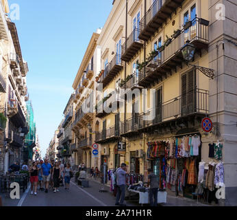 Eine typische Palermo street Szene mit einer Reisegruppe, Street Food und ein Bekleidungsgeschäft. Stockfoto