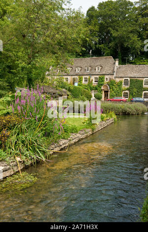 Wunderschönen Cotswold Cottage mit Blick auf den kleinen Fluss Coln in Bilbury Dorf. Gloucestershire, England Stockfoto