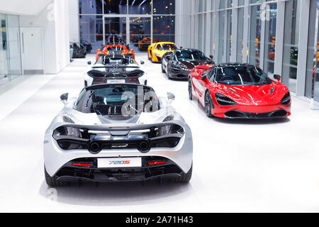 Neue Mclaren supercars innerhalb des Mclaren Leeds Showroom im Tempel Grün in Leeds. Stockfoto