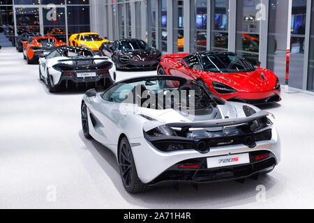 Neue Mclaren supercars innerhalb des Mclaren Leeds Showroom im Tempel Grün in Leeds. Stockfoto