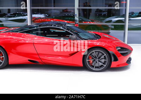 Neue Mclaren supercars innerhalb des Mclaren Leeds Showroom im Tempel Grün in Leeds. Stockfoto